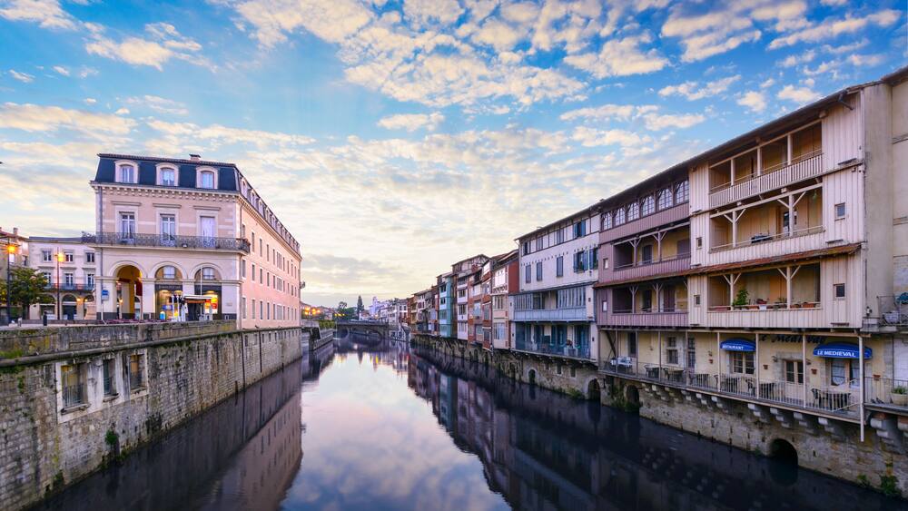 Lever du jour sur la ville de Castres, Occitanie, France