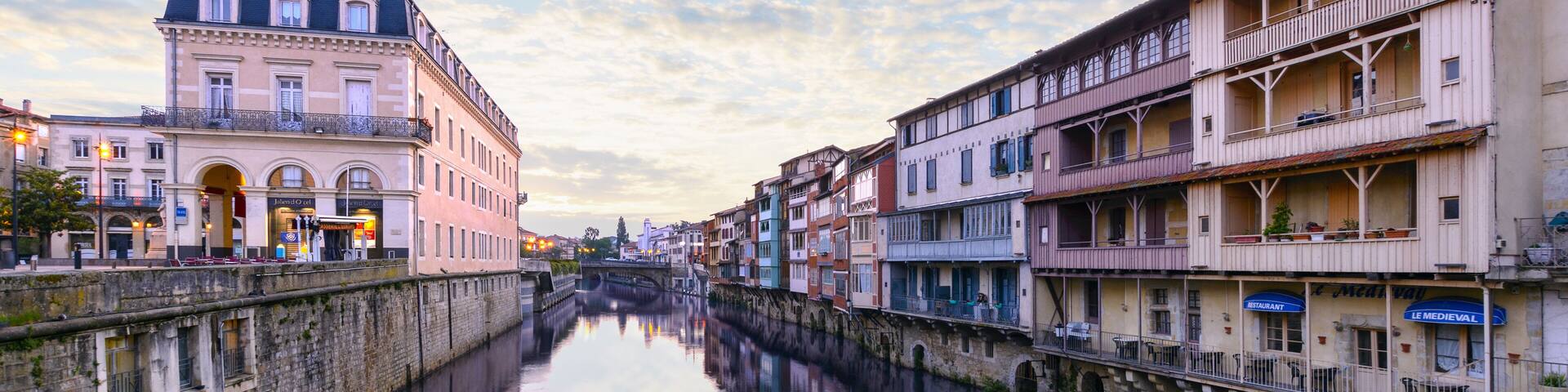 Lever du jour sur la ville de Castres, Occitanie, France