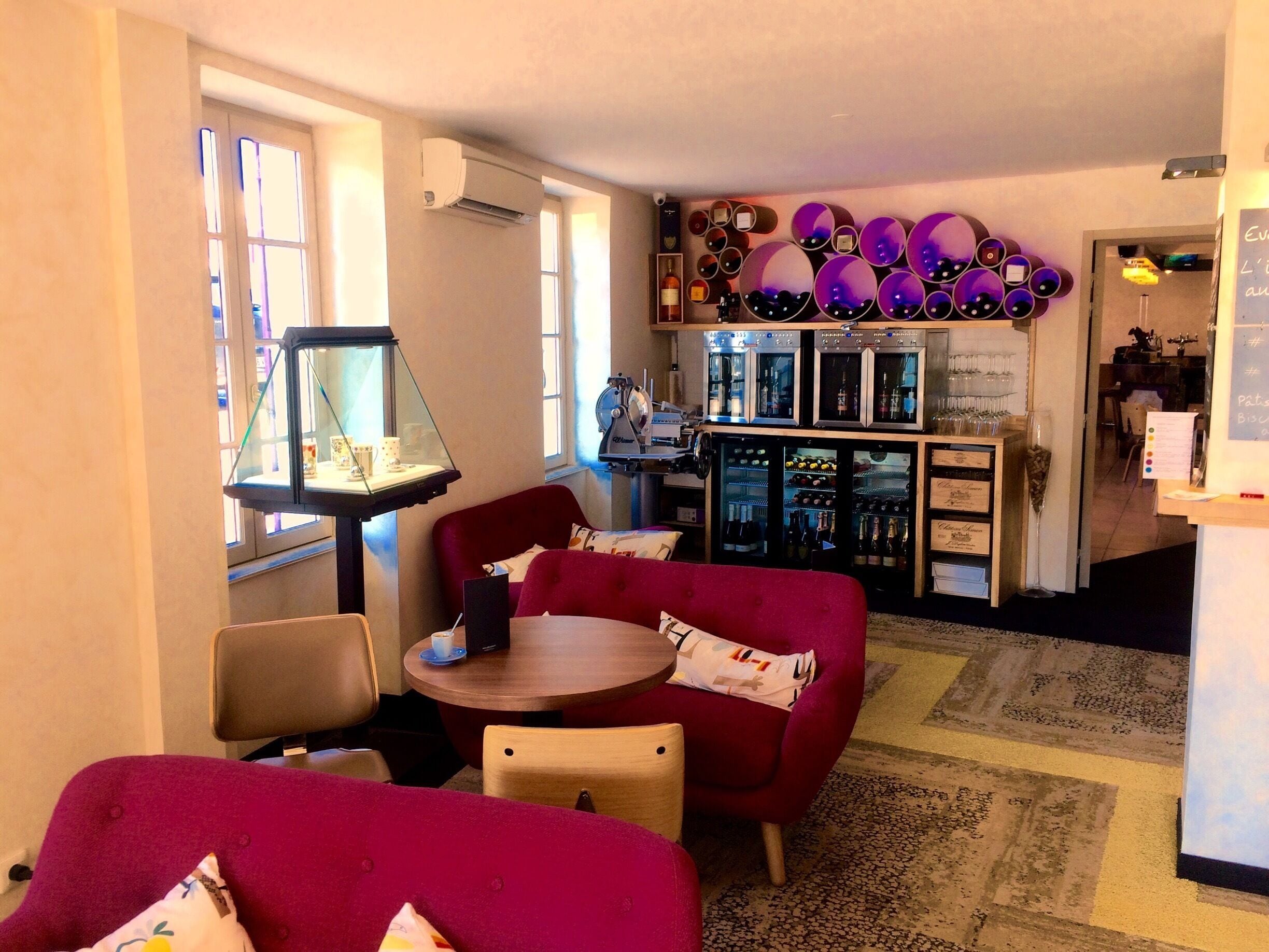 Salon de thés & bar à vins & cocktails. 