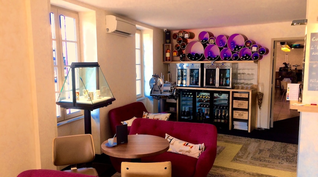 Salon de thés & bar à vins & cocktails.