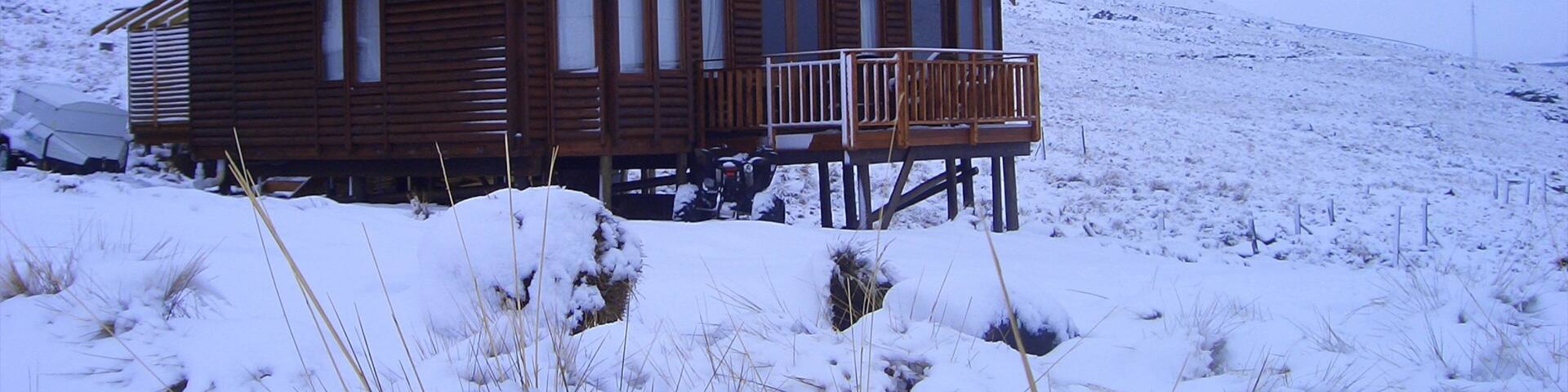 Lesoto mostrando neve e uma casa