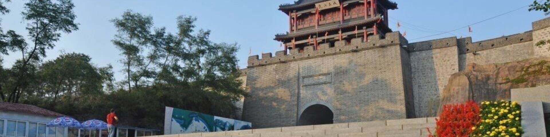 The entrance to Hushan Great Wall.