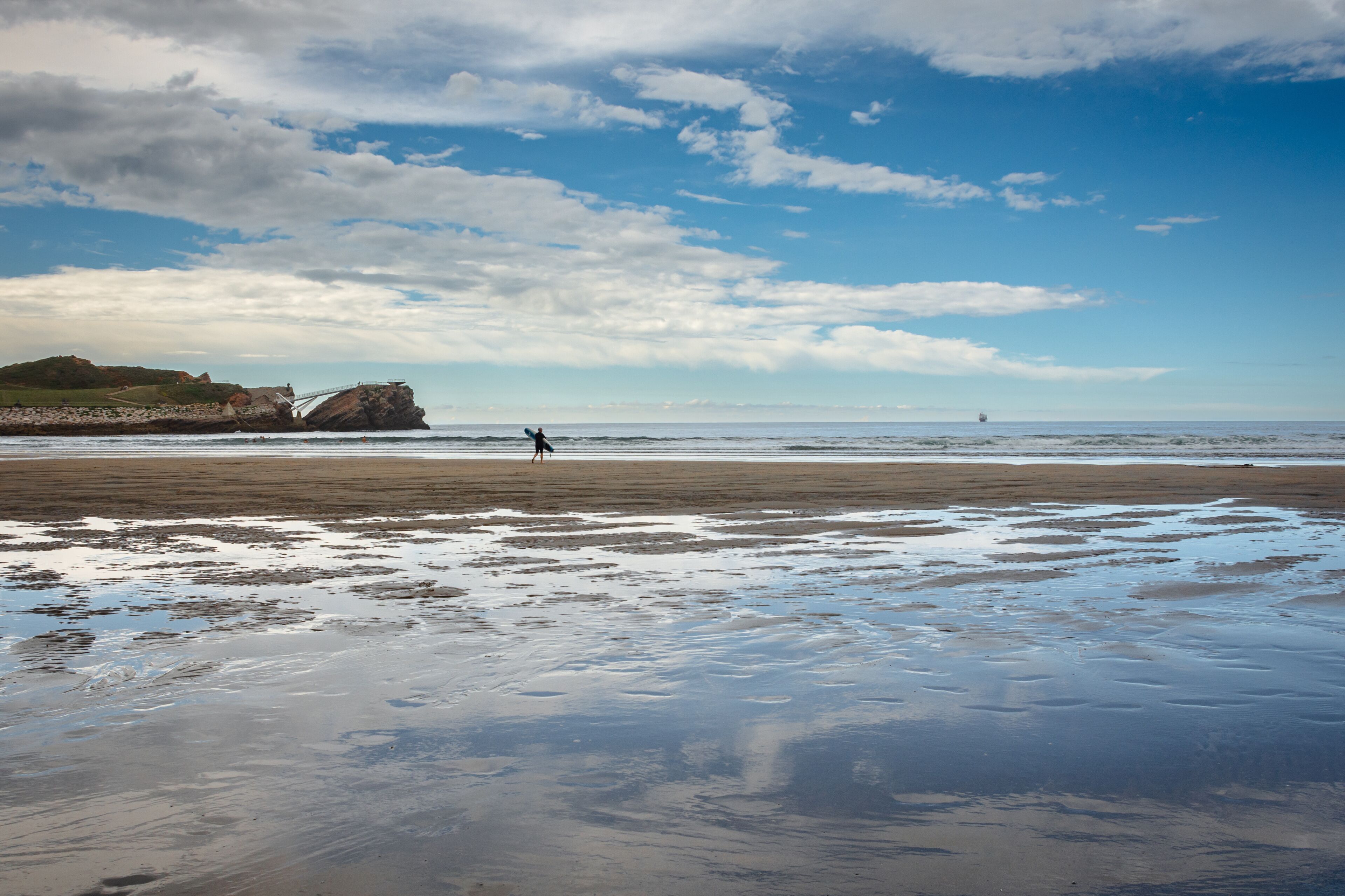 surfista dirigiéndose al mar en la playa de Salinas, Asturias, España