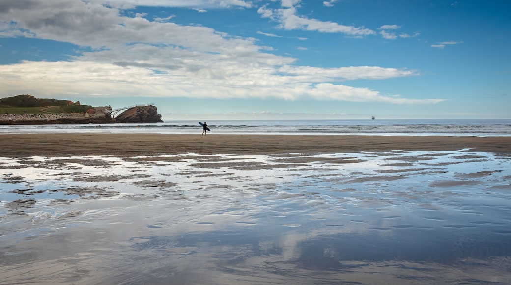 surfista dirigiéndose al mar en la playa de Salinas, Asturias, España