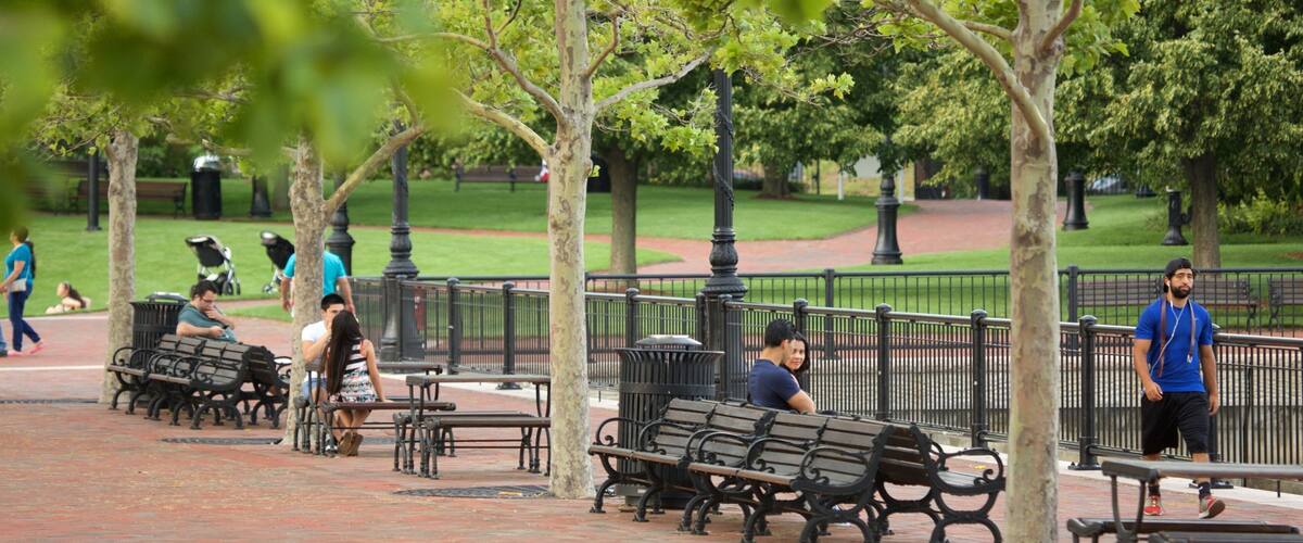 East Boston có tính năng công viên