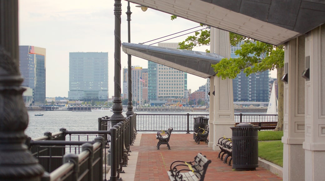 East Boston som visar en å eller flod och affärsdistrikt