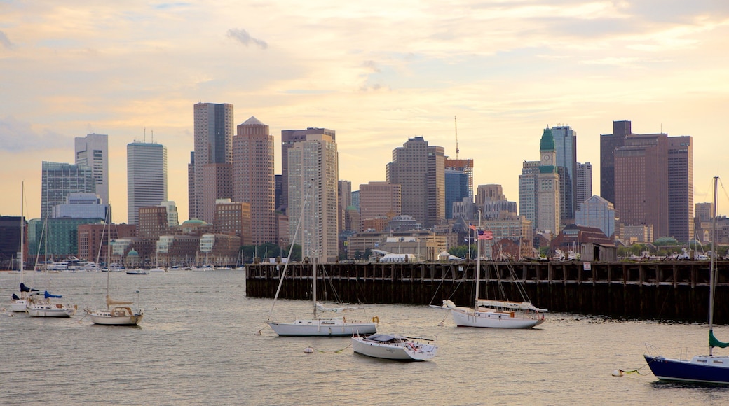 East Boston presenterar affärsdistrikt, en stad och segling