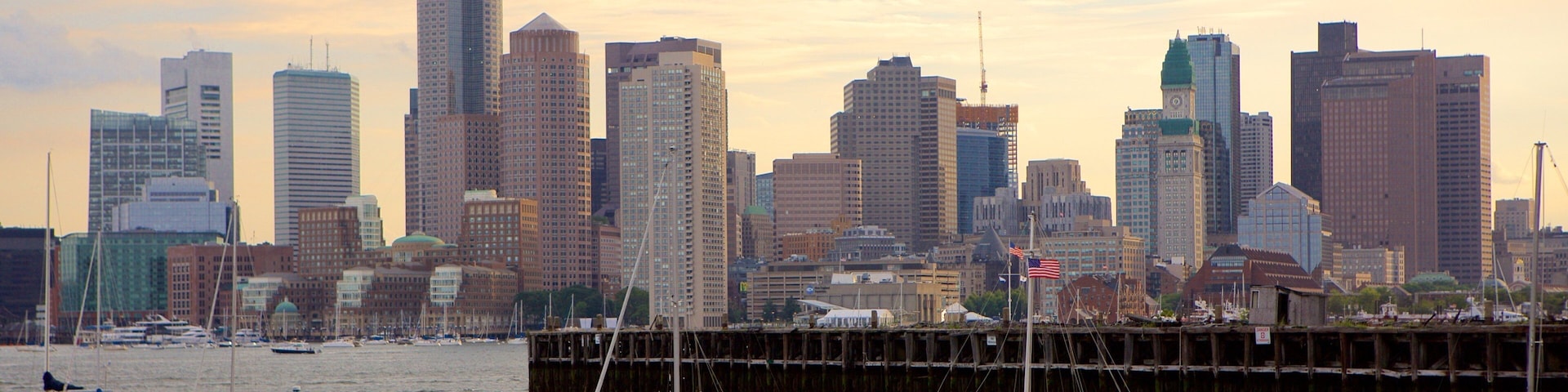 East Boston mostrando centro de negocios, un río o arroyo y velero