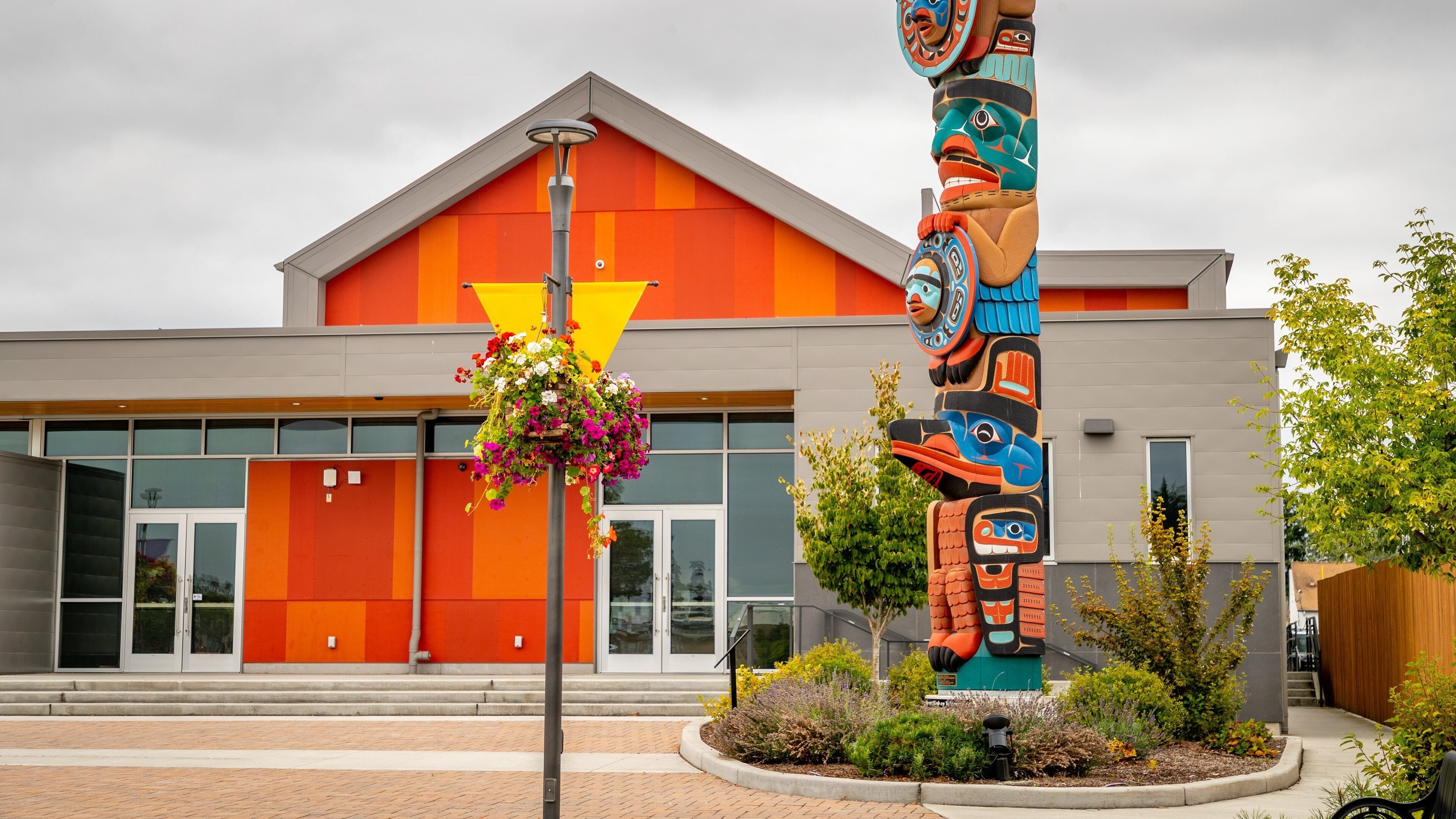 Sequim showing flowers and outdoor art