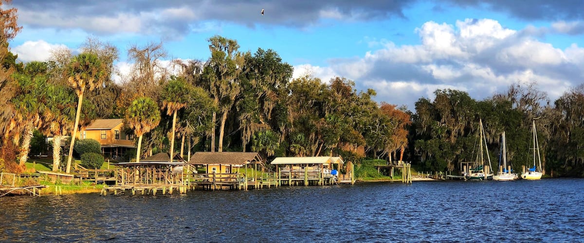 Beautiful place right on the St. John’s river. Not pictured is a decent seafood restaurant with live music and scenery like this.
#florida #travelcouple