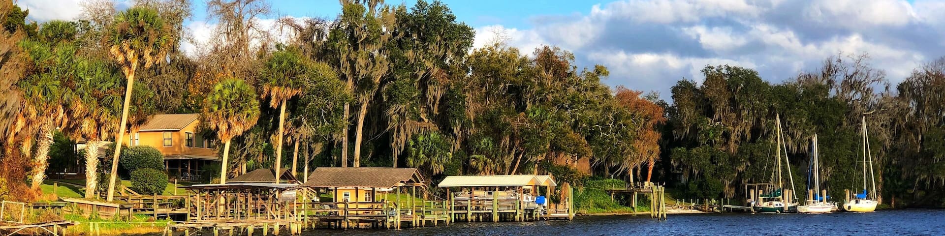 Beautiful place right on the St. John’s river. Not pictured is a decent seafood restaurant with live music and scenery like this.
#florida #travelcouple