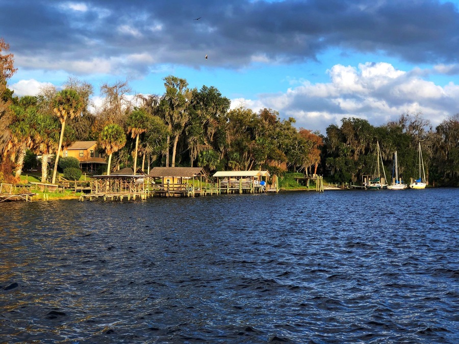 Beautiful place right on the St. John’s river. Not pictured is a decent seafood restaurant with live music and scenery like this.
#florida #travelcouple