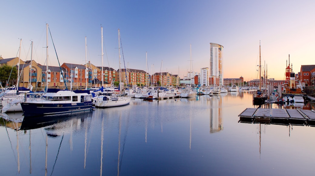 Swansea mostrando paisagens litorâneas, uma marina e um pôr do sol