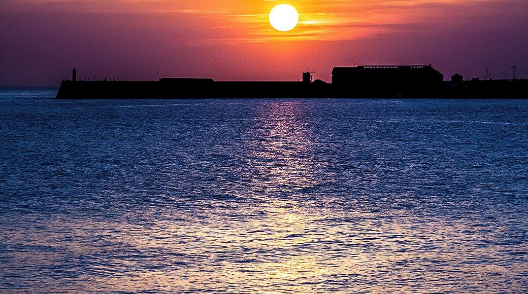 sunset in the English Channel in Swansea,wales
#goldenhour