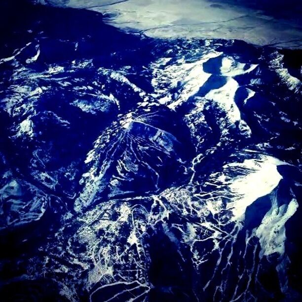 Una cordillera nevada con terreno accidentado y profundos valles.