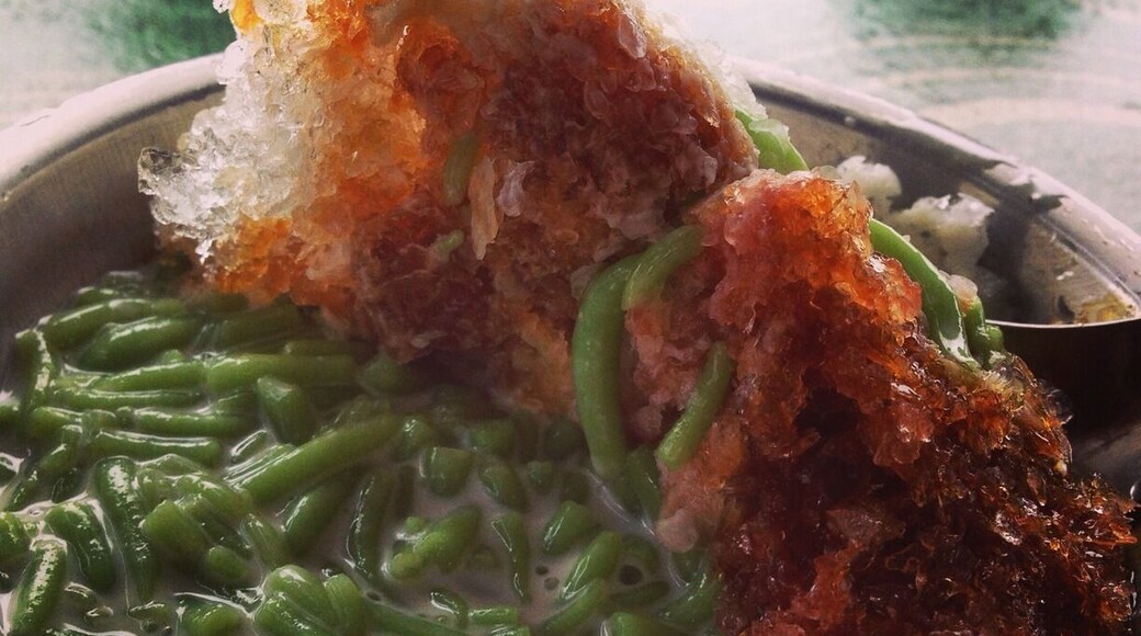 This is the best stall serving "cendol" a local dessert. He even serves the Sultan of Perak before. Be prepared for a second helping. It's that good.