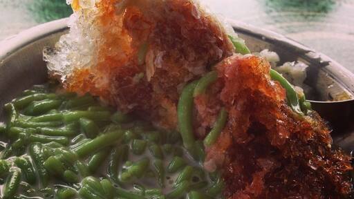 This is the best stall serving "cendol" a local dessert. He even serves the Sultan of Perak before. Be prepared for a second helping. It's that good.