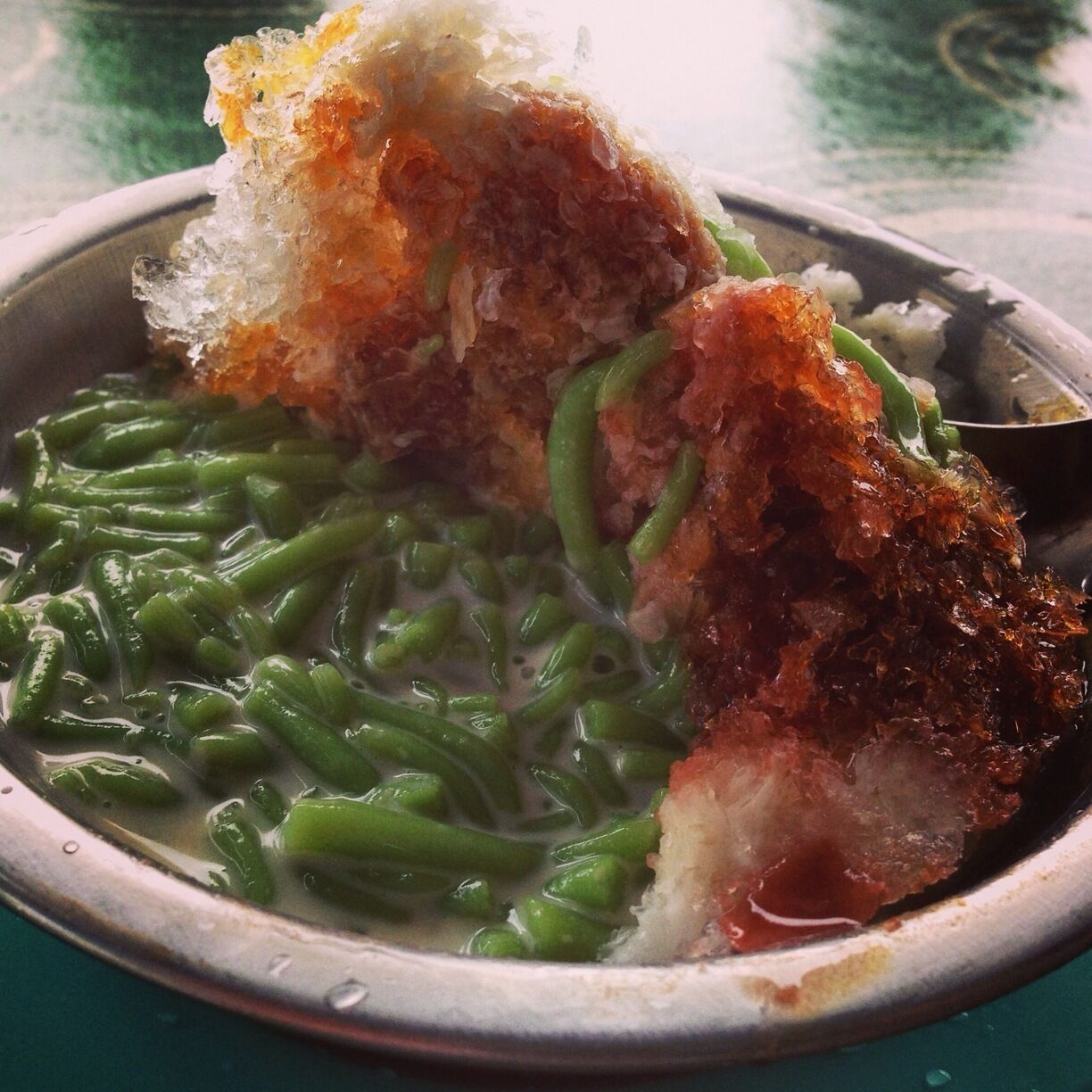 A bowl of green beans and fried chicken.