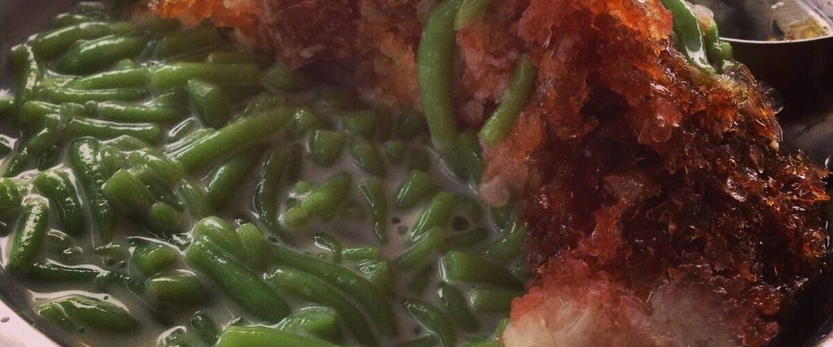 A bowl of green beans and fried chicken.