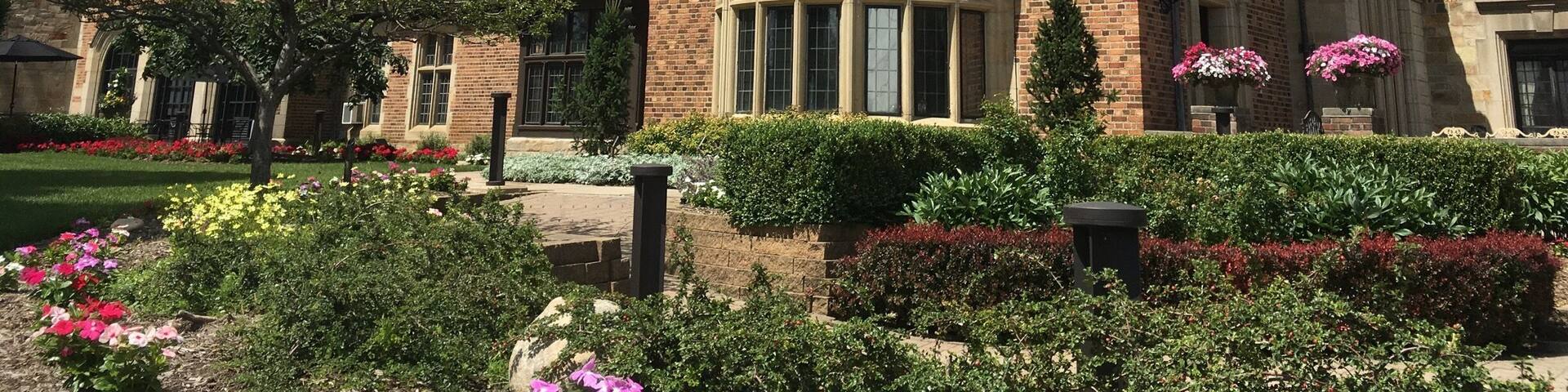 A great house, designed by Matilda Dodge herself (her bedroom is the only one with a balcony). Take a tour through some of the 100+ rooms and imagine what the openingsparty was like, when some 800 people showed up, but only 400 had been invited. - Great garden and views as well.
http://meadowbrookhall.org/