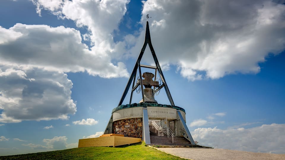 A monument with a cross, stairs, and the inscription "CONCORDIA DOMI 2000".
