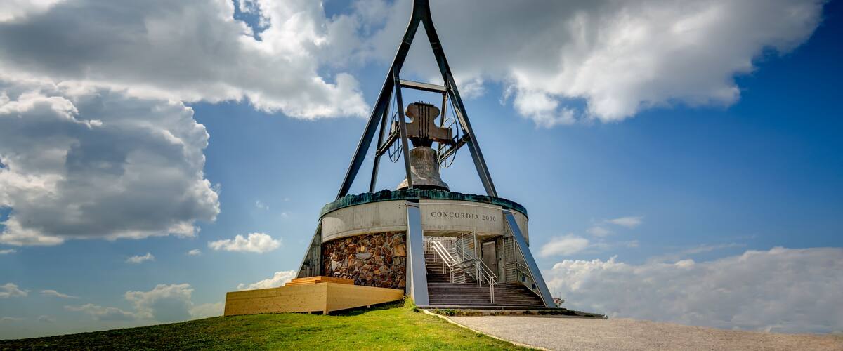 A monument with a cross, stairs, and the inscription "CONCORDIA DOMI 2000".