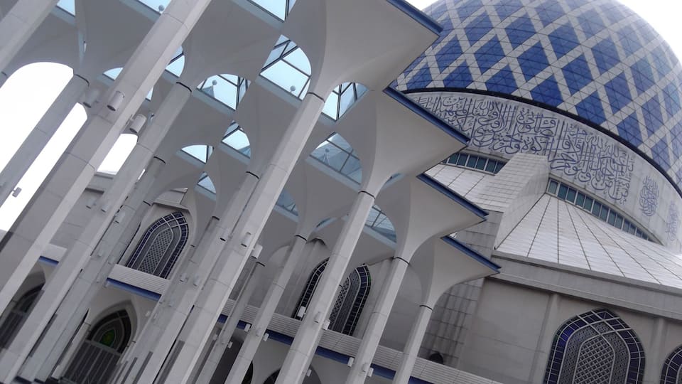 Imam gave us a lovely tour of mosque and invited us to break fast with them, a very lovely building
#stunningstructures