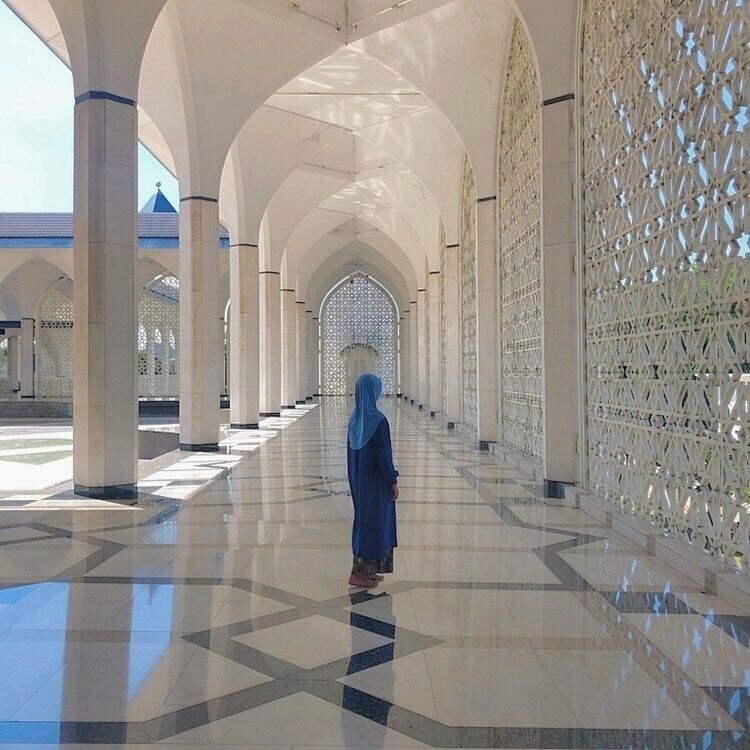 One of the biggest mosques in Malaysia.
It is called "Blue mosque".

#culture
#Malaysia