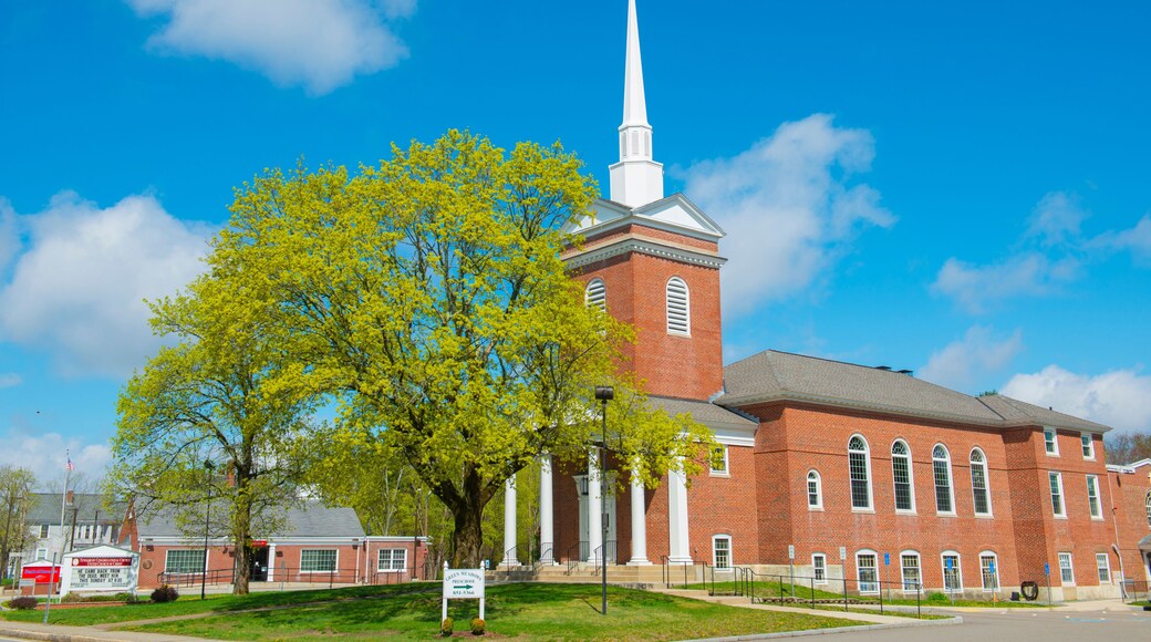 Tewksbury Congregational Church in spring at 10 East Street on Town Common in historic town center of Tewksbury, Middlesex County, Massachusetts MA, USA.