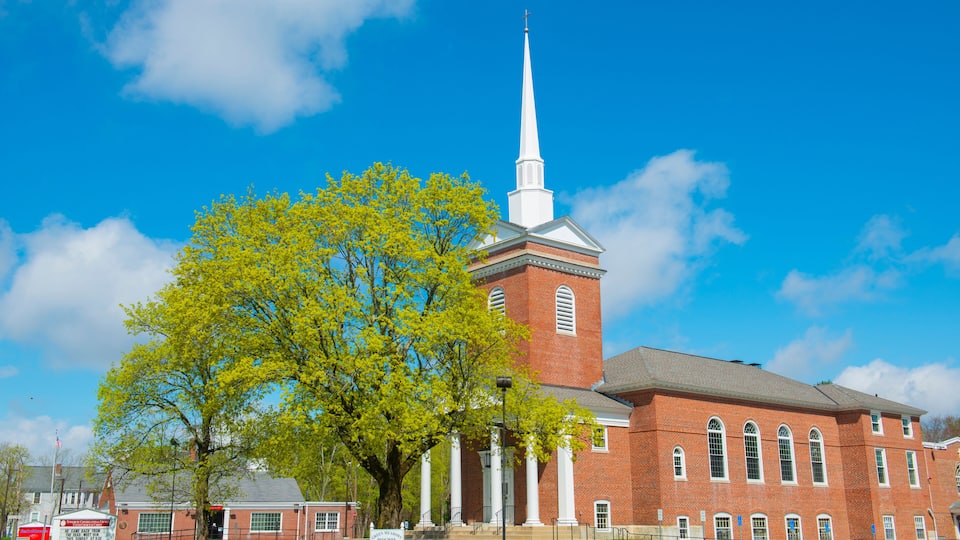Tewksbury Congregational Church in spring at 10 East Street on Town Common in historic town center of Tewksbury, Middlesex County, Massachusetts MA, USA.