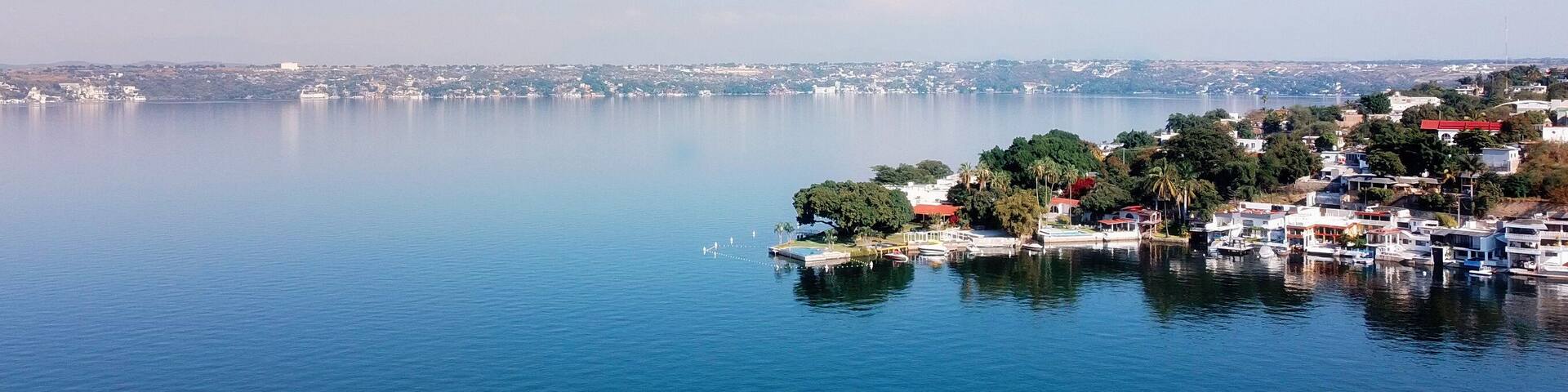 aerial view of a lake town
Tequesquitengo, México