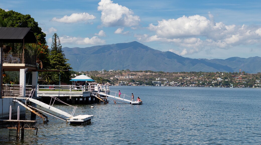 Puerto de Morelos con vista de las montañas y el lago.