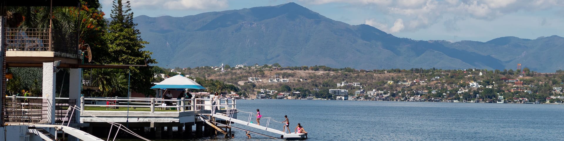 Puerto de Morelos con vista de las montañas y el lago.
