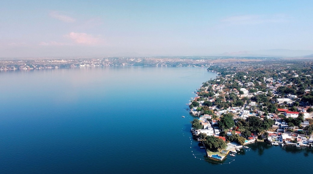 aerial view of a lake town
Tequesquitengo, México
