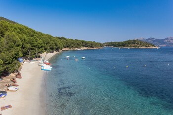 Ubicación a pie de playa, submarinismo, buceo con tubo y esquí acuático