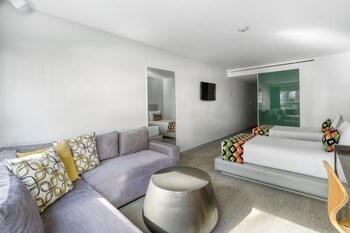 Ropa de cama de alta calidad, minibar, caja fuerte y escritorio