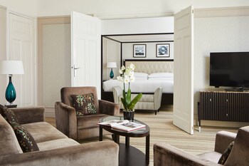 Ropa de cama hipoalergénica y minibar (con algunos artículos gratuitos)