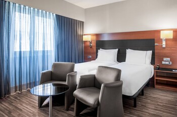 Minibar, in-room safe, soundproofing, free WiFi