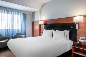 Minibar, in-room safe, soundproofing, free WiFi