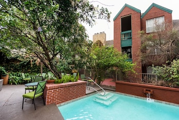Outdoor pool, open 10:00 AM to 3:00 PM, pool loungers