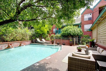 Outdoor pool, open 10:00 AM to 3:00 PM, pool loungers