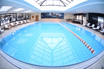 Una piscina cubierta (de 7:00 a 22:00), tumbonas