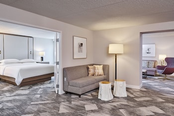 Premium bedding, in-room safe, desk, iron/ironing board