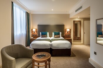 Premium bedding, free minibar, in-room safe, desk