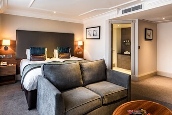 Premium bedding, free minibar, in-room safe, desk