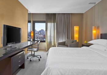 Ropa de cama de alta calidad, minibar, caja fuerte y escritorio