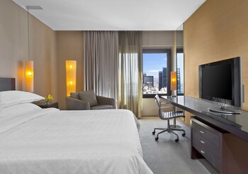 Ropa de cama de alta calidad, minibar, caja fuerte y escritorio