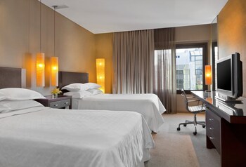 Ropa de cama de alta calidad, minibar, caja fuerte y escritorio