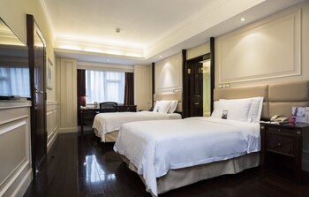 Premium bedding, down duvet, minibar, in-room safe