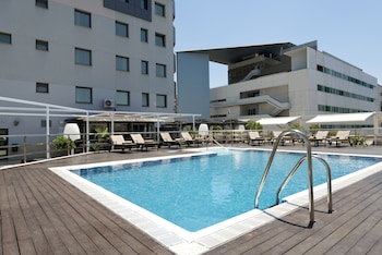 Una piscina al aire libre de temporada